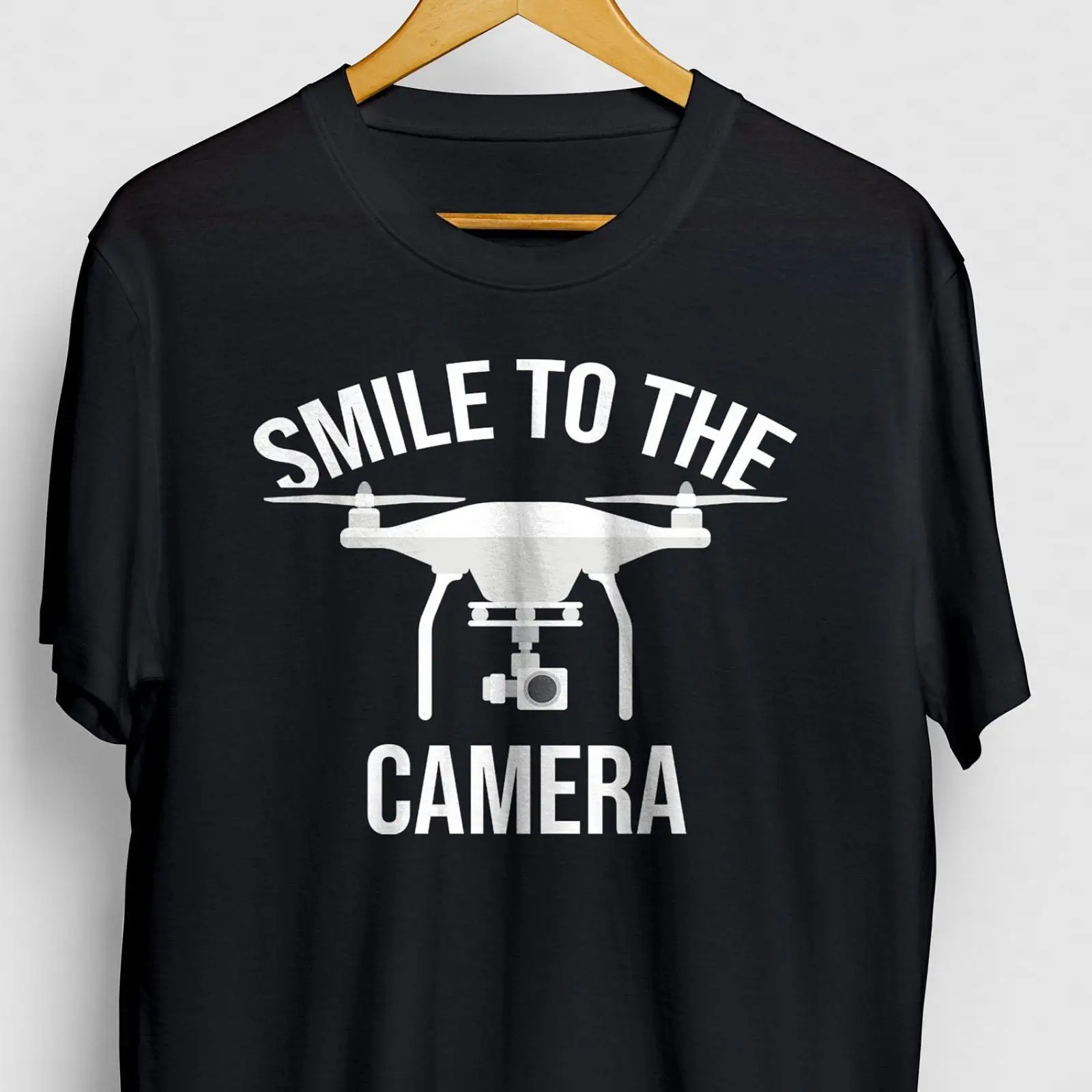 Men Fashion Photography - Kameraya Gülümsemek Drone Pilot Tişörtü Hava